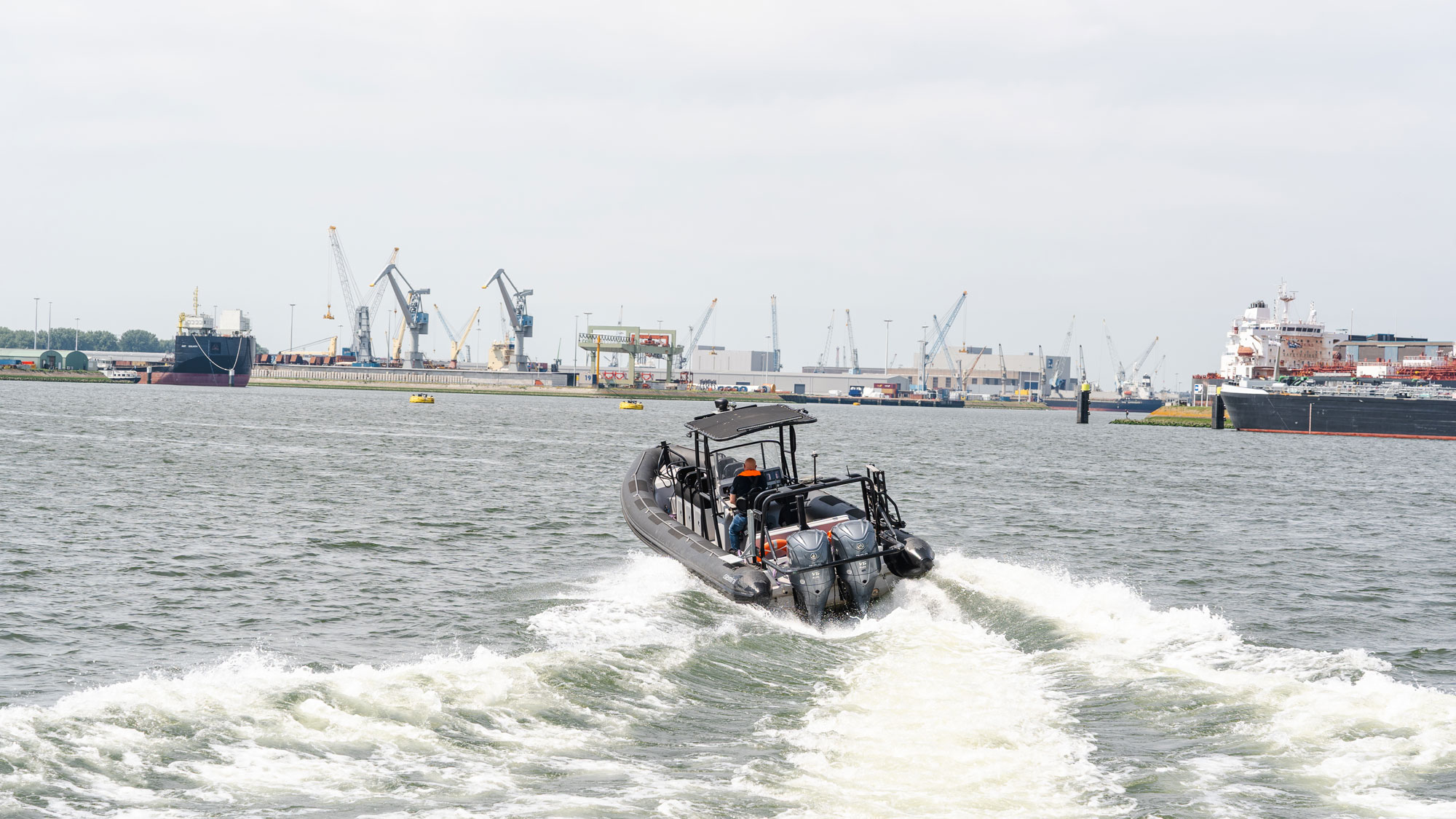 W-Smit-divers-77-web w smit, vacatures, inspectievaartuigen, smit sar, duikwerkzaamheden, maritieme dienstverlening, bergingswerkzaamheden, smit sar, surveyvaartuigen, survey vessels, tender vessels, tendervaartuigen